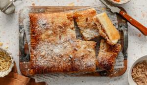 Coca de llardons amb taronja confitada i pinyons